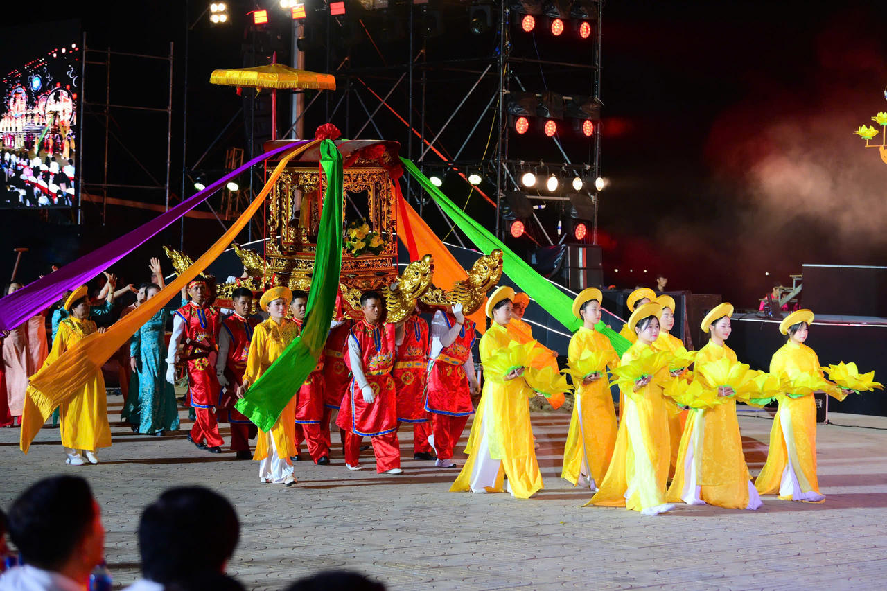 T&aacute;i hiệu lễ rước trong Lễ hội Đền Mai Bảng. Ảnh: V&otilde; Kh&aacute;nh