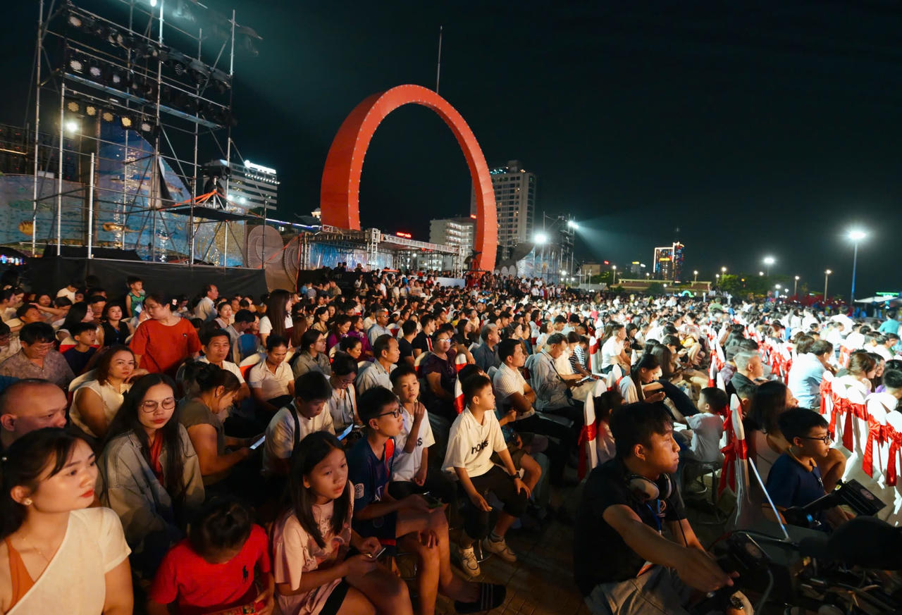 Chương tr&igrave;nh thu h&uacute;t đ&ocirc;ng đảo nh&acirc;n d&acirc;n v&agrave; du kh&aacute;ch tham dự.&nbsp;