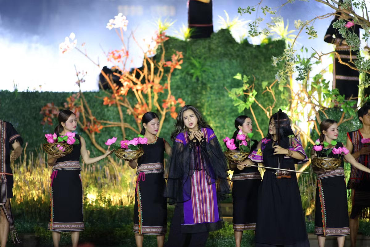 Tiết mục biểu diễn đặc sắc của ca sĩ Thanh Lam tại chương tr&igrave;nh &ldquo;Đại ng&agrave;n reo&rdquo;.&nbsp;(Ảnh: H&agrave; Ch&iacute;nh)