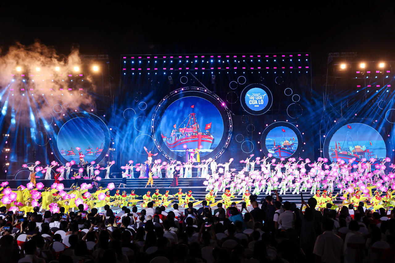 Biểu diễn nghệ thuật tại Lễ khai mạc Festival Cửa L&ograve; 2026. Ảnh: V&otilde; Kh&aacute;nh