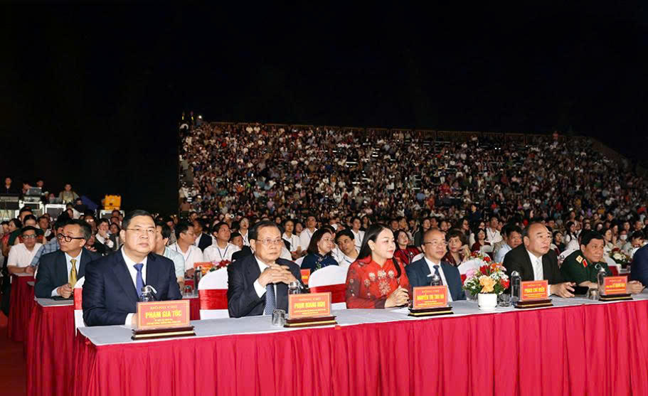 C&aacute;c đại biểu dự khai mạc Lễ hội.