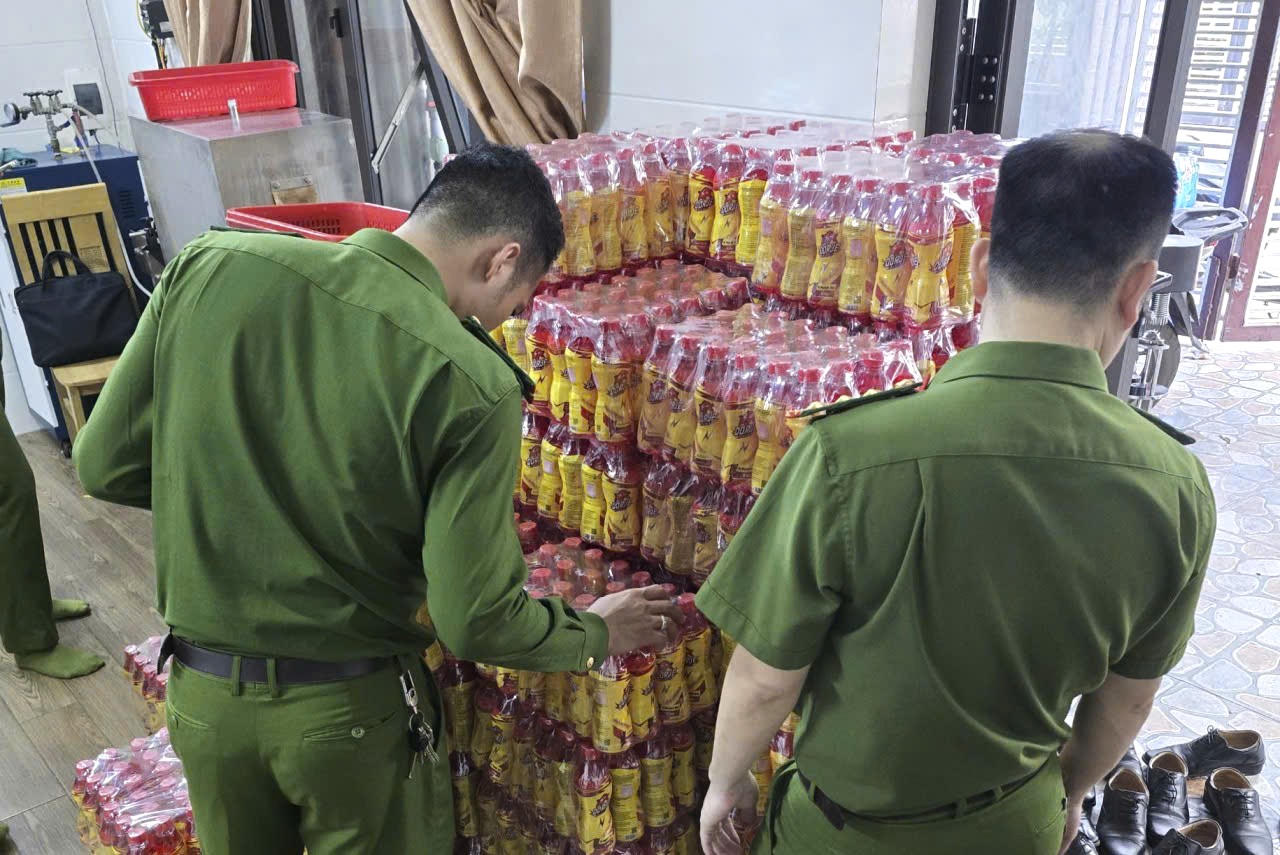 Lực lượng chức năng kiểm tra, thu giữ h&agrave;ng ngh&igrave;n chai nước tăng lực giả. (Ảnh: CA Quảng Trị)