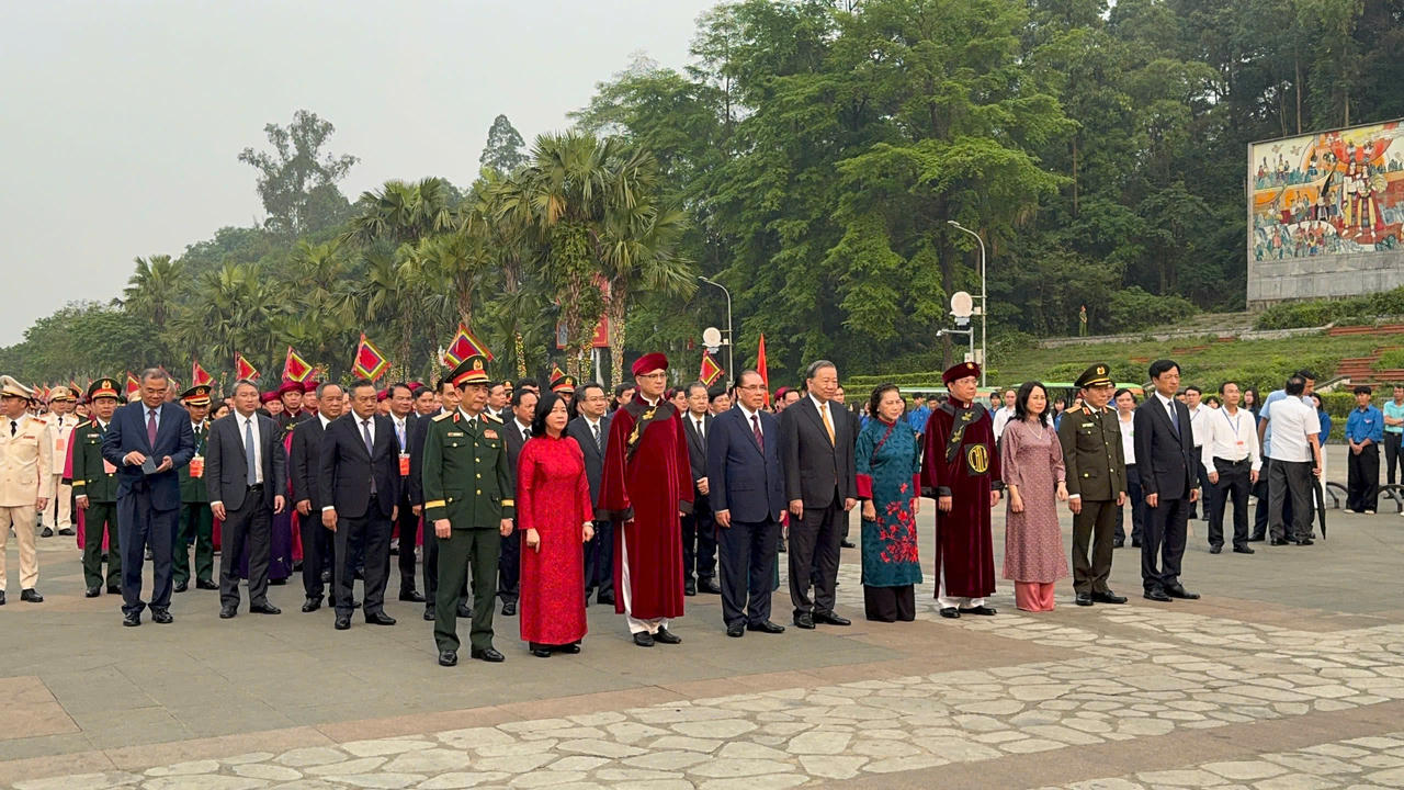 Tổng B&iacute; thư, Chủ tịch nước T&ocirc; L&acirc;m c&ugrave;ng đo&agrave;n l&atilde;nh đạo, nguy&ecirc;n l&atilde;nh đạo Đảng, Nh&agrave; nước khởi h&agrave;nh l&ecirc;n Đền Thượng.