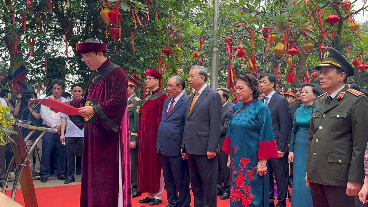 Chủ tịch UBND tỉnh Ph&uacute; Thọ Trần Duy Đ&ocirc;ng thay mặt đồng b&agrave;o cả nước đọc Ch&uacute;c văn, b&agrave;y tỏ l&ograve;ng biết ơn s&acirc;u sắc đối với c&aacute;c bậc tiền nh&acirc;n đ&atilde; c&oacute; c&ocirc;ng dựng nước v&agrave; giữ nước.