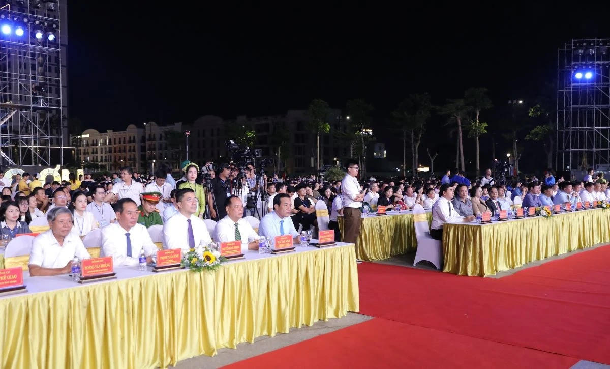 C&aacute;c đại biểu tham dự lễ khai mạc.