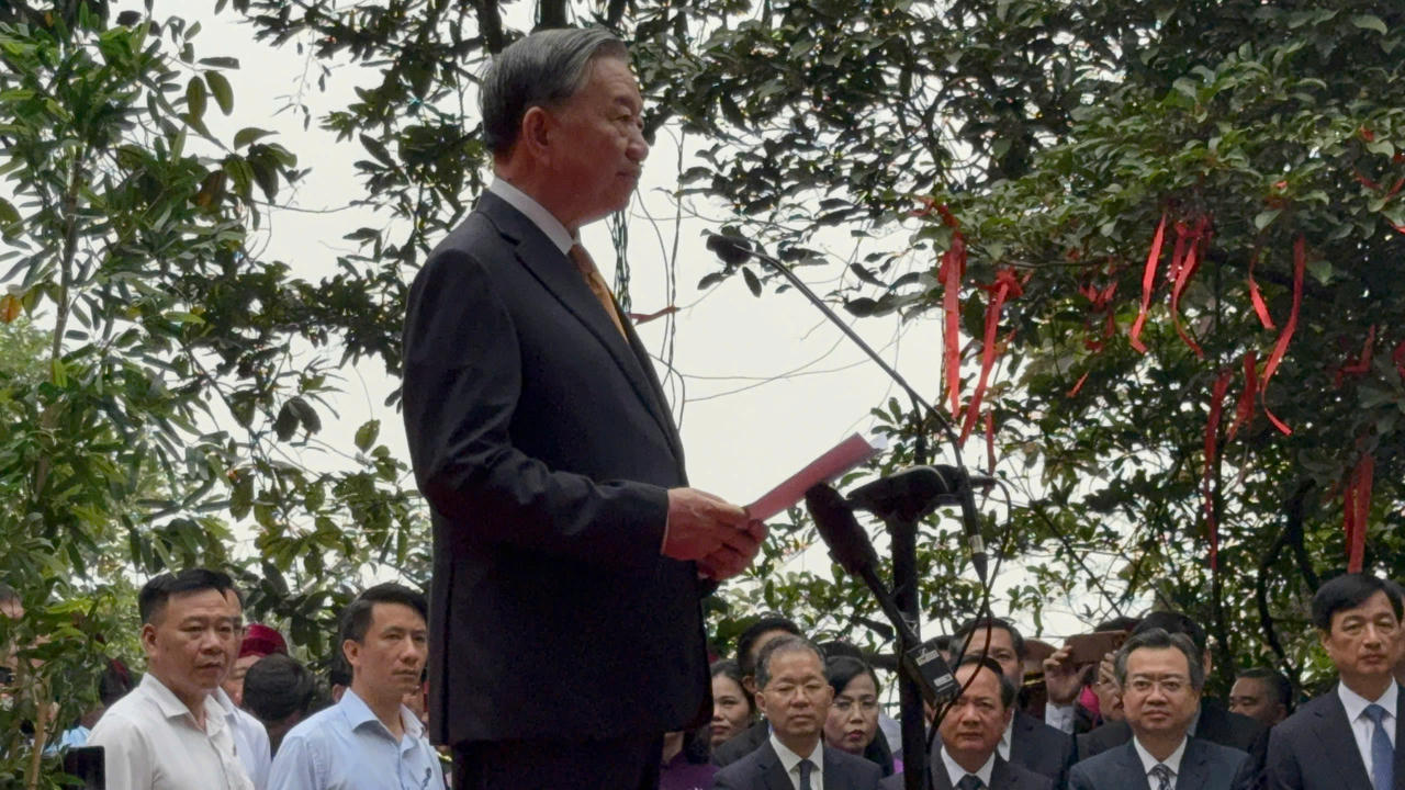 Tổng B&iacute; thư, Chủ tịch nước T&ocirc; L&acirc;m gặp gỡ, tr&ograve; chuyện th&acirc;n mật với đồng b&agrave;o về dự lễ Giỗ Tổ.