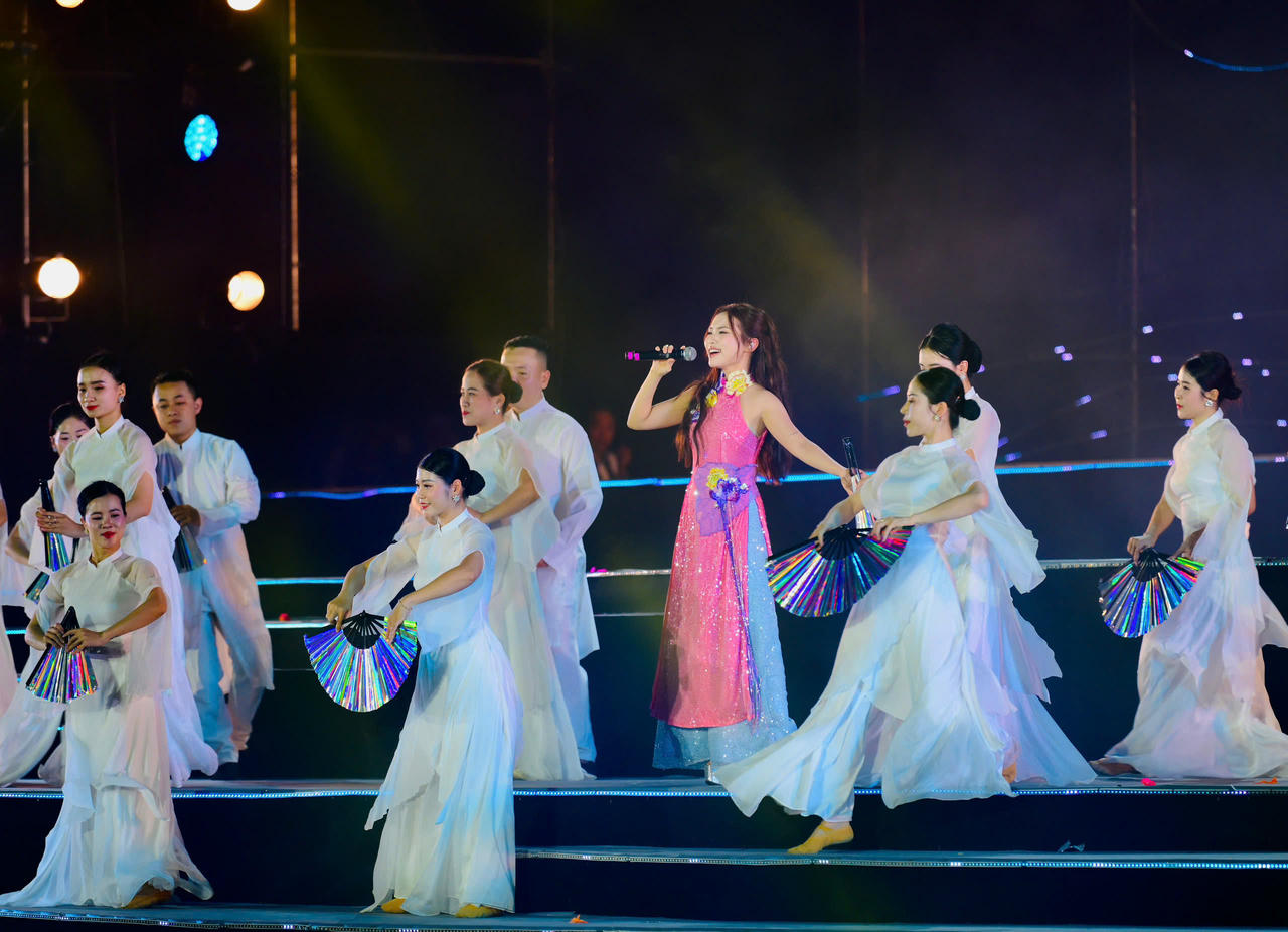 Ca sỹ Phương Mỹ Chi biểu diễn tại chương tr&igrave;nh. Ảnh: V&otilde; Kh&aacute;nh