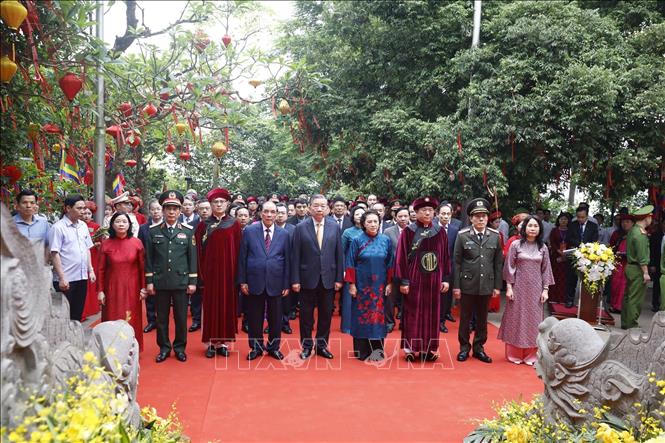 Tổng B&iacute; thư, Chủ tịch nước T&ocirc; L&acirc;m v&agrave; c&aacute;c đại biểu thực hiện nghi lễ tại Đền Thượng. Ảnh: TTXVN