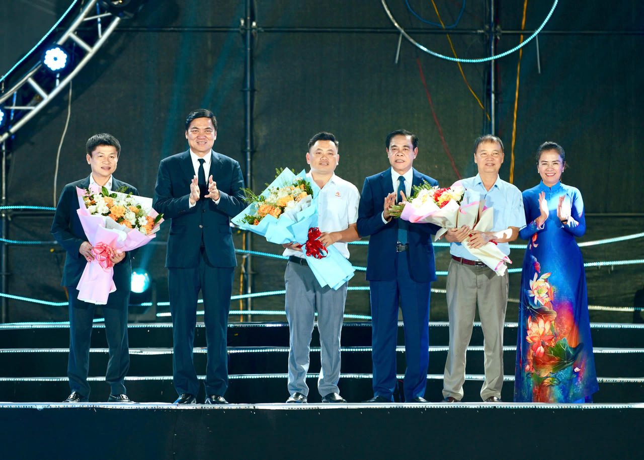 L&atilde;nh đạo tỉnh Nghệ An tặng hoa tri &acirc;n c&aacute;c nh&agrave; t&agrave;i trợ cho Festival Cửa L&ograve; 2026.