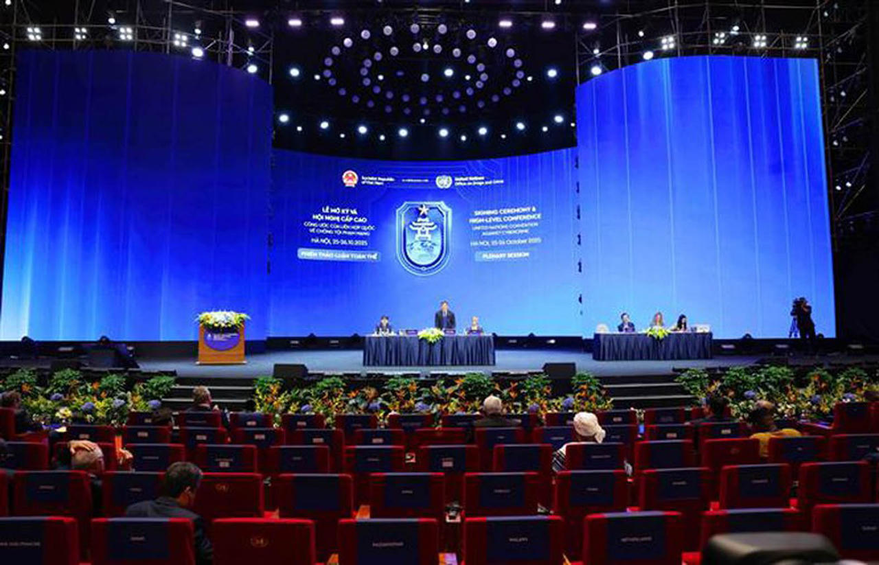 Phi&ecirc;n thảo luận to&agrave;n thể thứ hai trong khu&ocirc;n khổ Lễ mở k&yacute; v&agrave; Hội nghị cấp cao C&ocirc;ng ước của Li&ecirc;n hợp quốc về Chống tội phạm mạng (C&ocirc;ng ước H&agrave; Nội). (Ảnh: TTXVN)