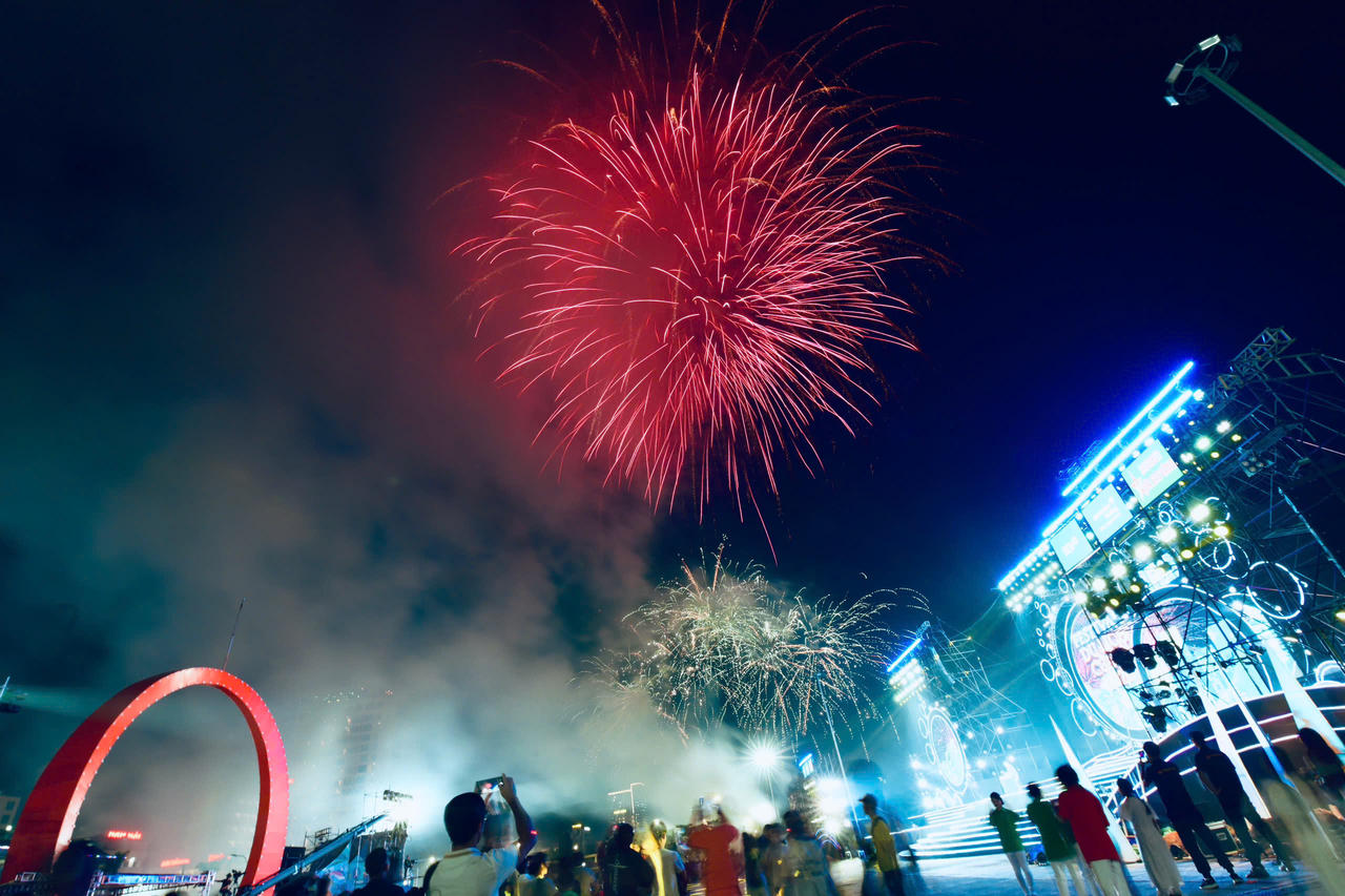 M&agrave;n ph&aacute;o hoa rực rỡ kh&eacute;p lại chương tr&igrave;nh khai mạc Festival Cửa L&ograve; 2026. Ảnh: V&otilde; Kh&aacute;nh