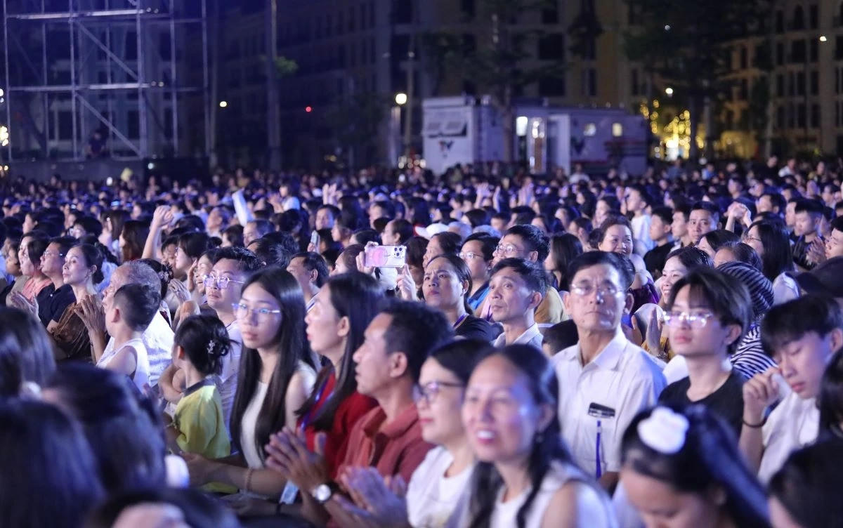 Rất đ&ocirc;ng du kh&aacute;ch v&agrave; người d&acirc;n địa phương tham gia buổi lễ.