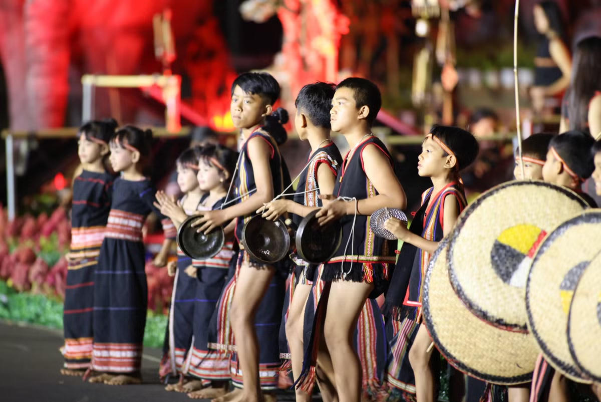 &Acirc;m vang cồng chi&ecirc;ng g&oacute;p phần t&aacute;i hiện kh&ocirc;ng gian văn h&oacute;a T&acirc;y Nguy&ecirc;n trong chương tr&igrave;nh &ldquo;Đại ng&agrave;n reo&rdquo;. (Ảnh: H&agrave; Ch&iacute;nh)