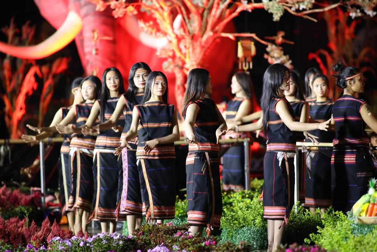 C&aacute;c tiết mục nghệ thuật tại chương tr&igrave;nh &ldquo;Đại ng&agrave;n reo&rdquo; t&aacute;i hiện sắc m&agrave;u văn h&oacute;a c&aacute;c d&acirc;n tộc Gia Lai. (Ảnh: H&agrave; Ch&iacute;nh)