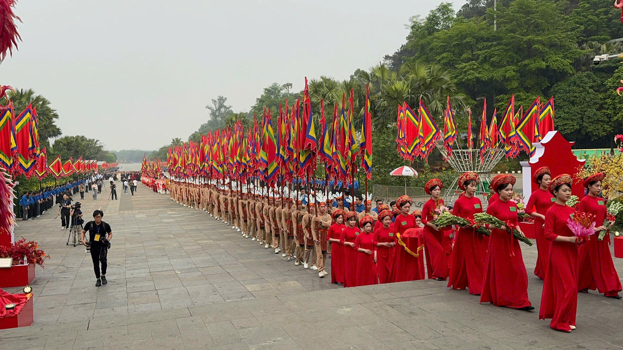 Đo&agrave;n rước lễ&nbsp;tiến l&ecirc;n n&uacute;i Nghĩa Lĩnh trong kh&ocirc;ng kh&iacute; trang nghi&ecirc;m.