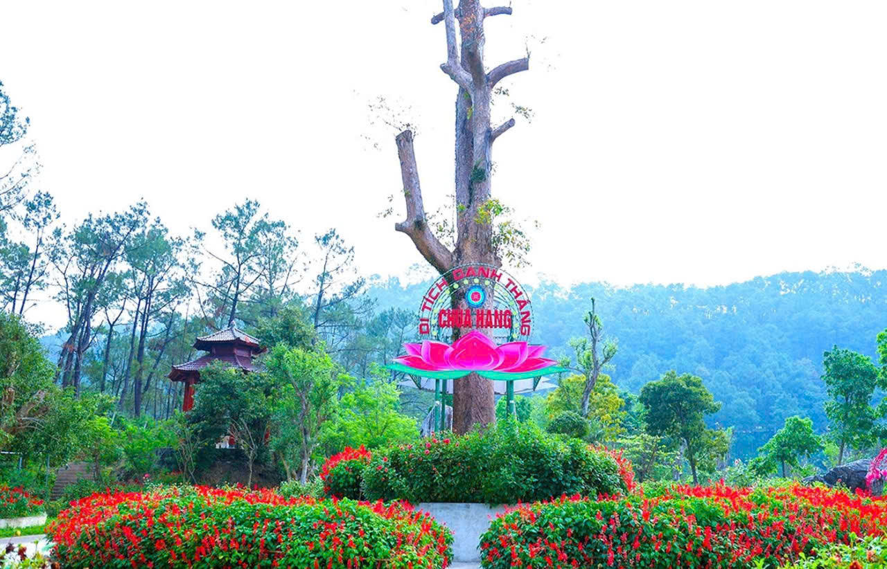 Nơi đ&acirc;y kh&ocirc;ng chỉ l&agrave; chốn cửa Phật linh thi&ecirc;ng m&agrave; c&ograve;n l&agrave; điểm đến hấp dẫn du kh&aacute;ch bởi vẻ đẹp giao h&ograve;a giữa thi&ecirc;n nhi&ecirc;n nguy&ecirc;n sơ v&agrave; kh&ocirc;ng gian t&acirc;m linh s&acirc;u lắng.