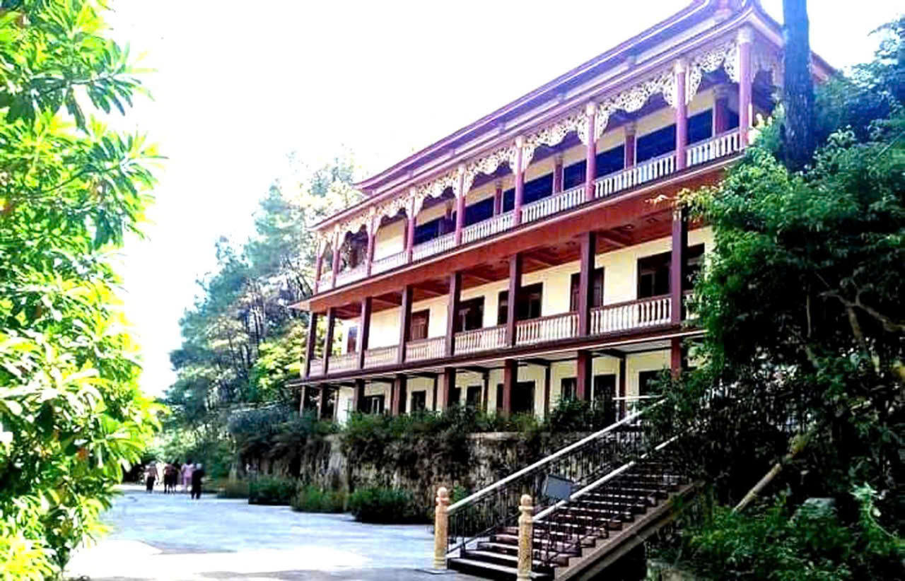 Ch&ugrave;a Hang được phục dựng khang trang, trở th&agrave;nh điểm t&acirc;m linh của người d&acirc;n địa phương v&agrave; du kh&aacute;ch gần xa