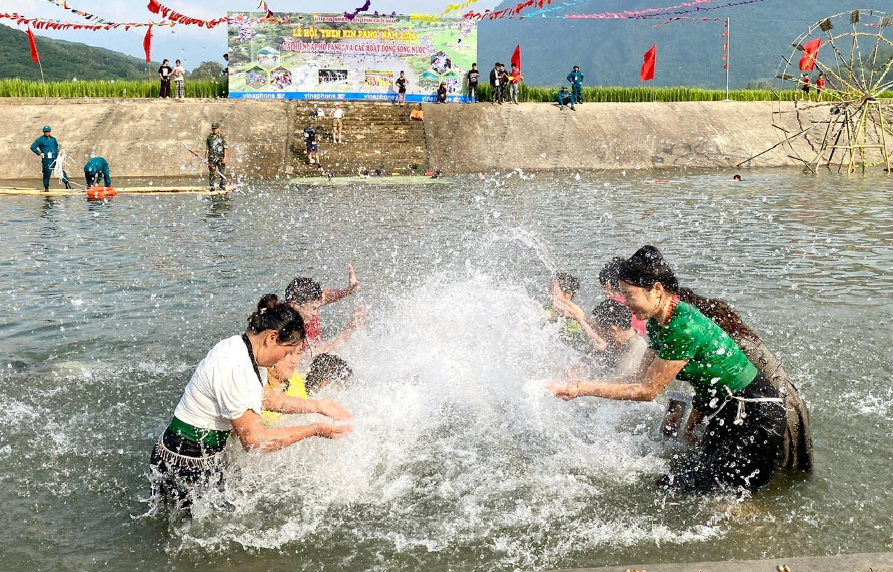 Người d&acirc;n v&agrave; du kh&aacute;ch tham ra trải nghiệm t&eacute; nước tại lễ hội.