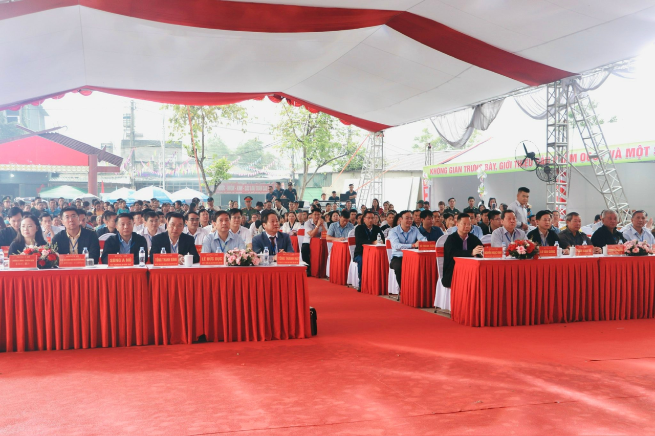 C&aacute;c đại biểu tham dự lễ khai mạc.