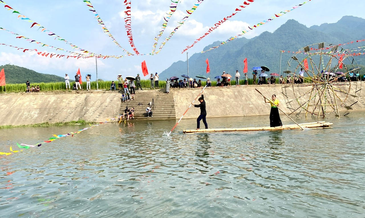 C&aacute;c đội thi&nbsp;ch&egrave;o b&egrave; tre.