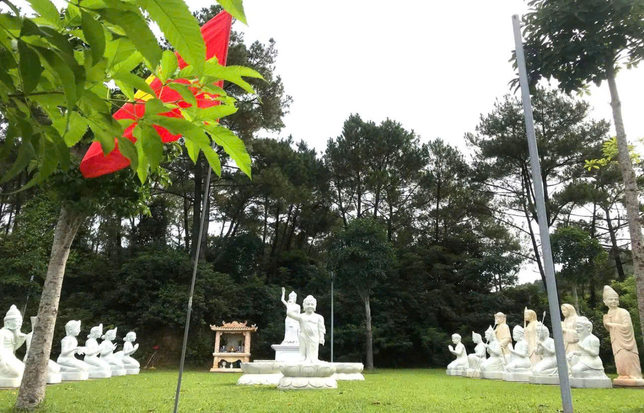 Ch&ugrave;a Hang vẫn giữ được n&eacute;t ri&ecirc;ng nhờ sự giản dị v&agrave; h&agrave;i h&ograve;a với thi&ecirc;n nhi&ecirc;n