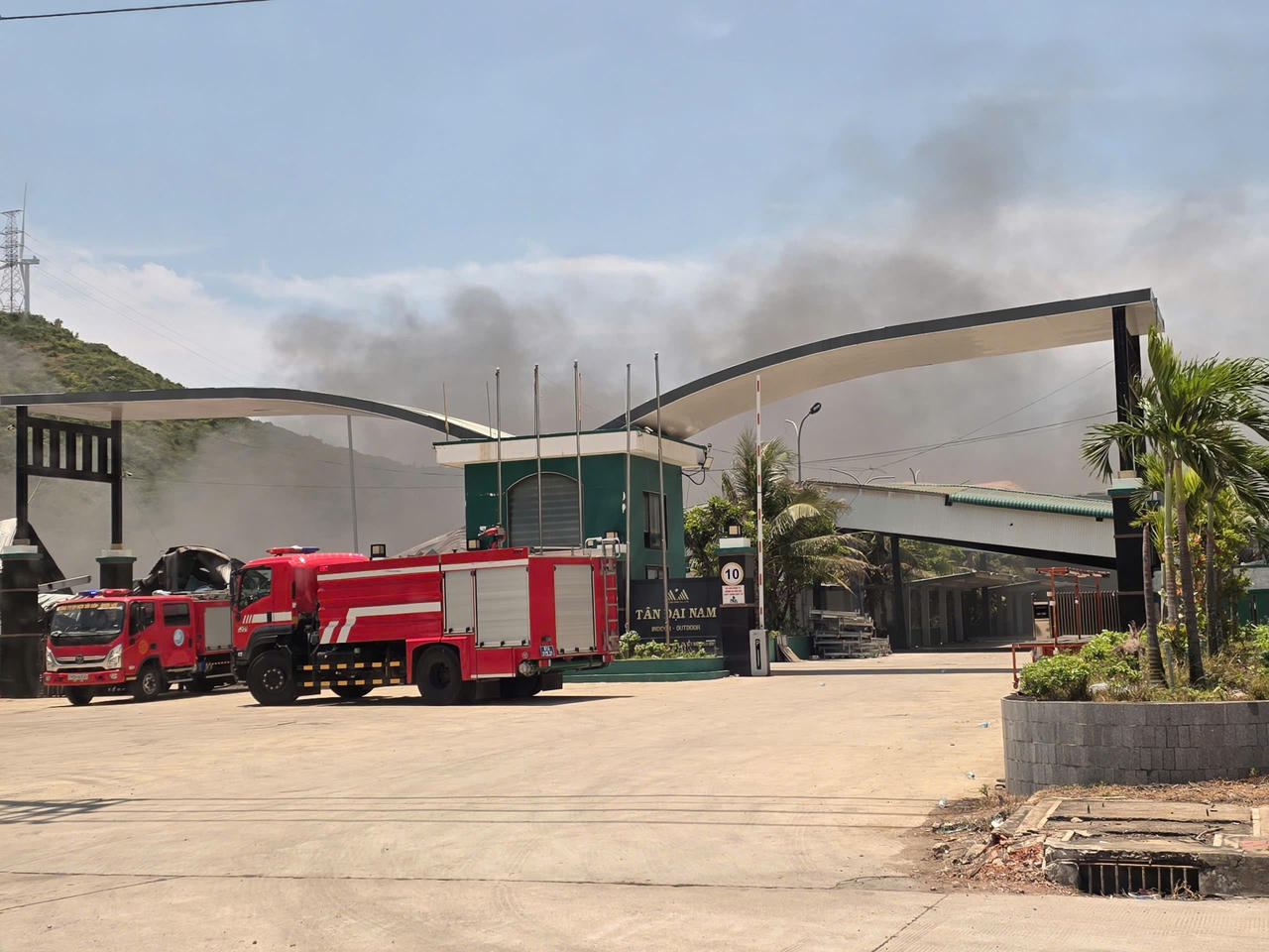 Lực lượng chức năng tham gia bảo vệ hiện trường v&agrave; hỗ trợ chữa ch&aacute;y tại C&ocirc;ng ty T&acirc;n Đại Nam.