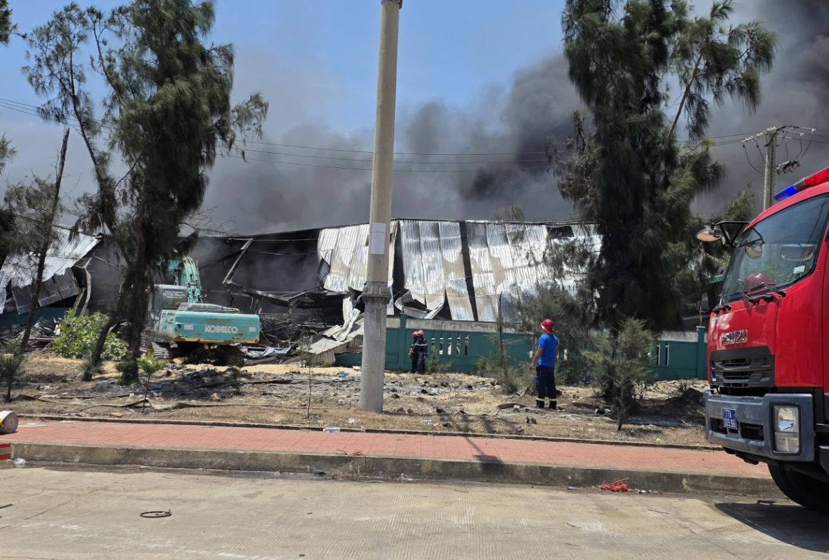 Đ&aacute;m ch&aacute;y xảy ra với cột kh&oacute;i đen h&agrave;ng trăm m&eacute;t v&agrave; c&oacute; thể nh&igrave;n thấy từ xa.