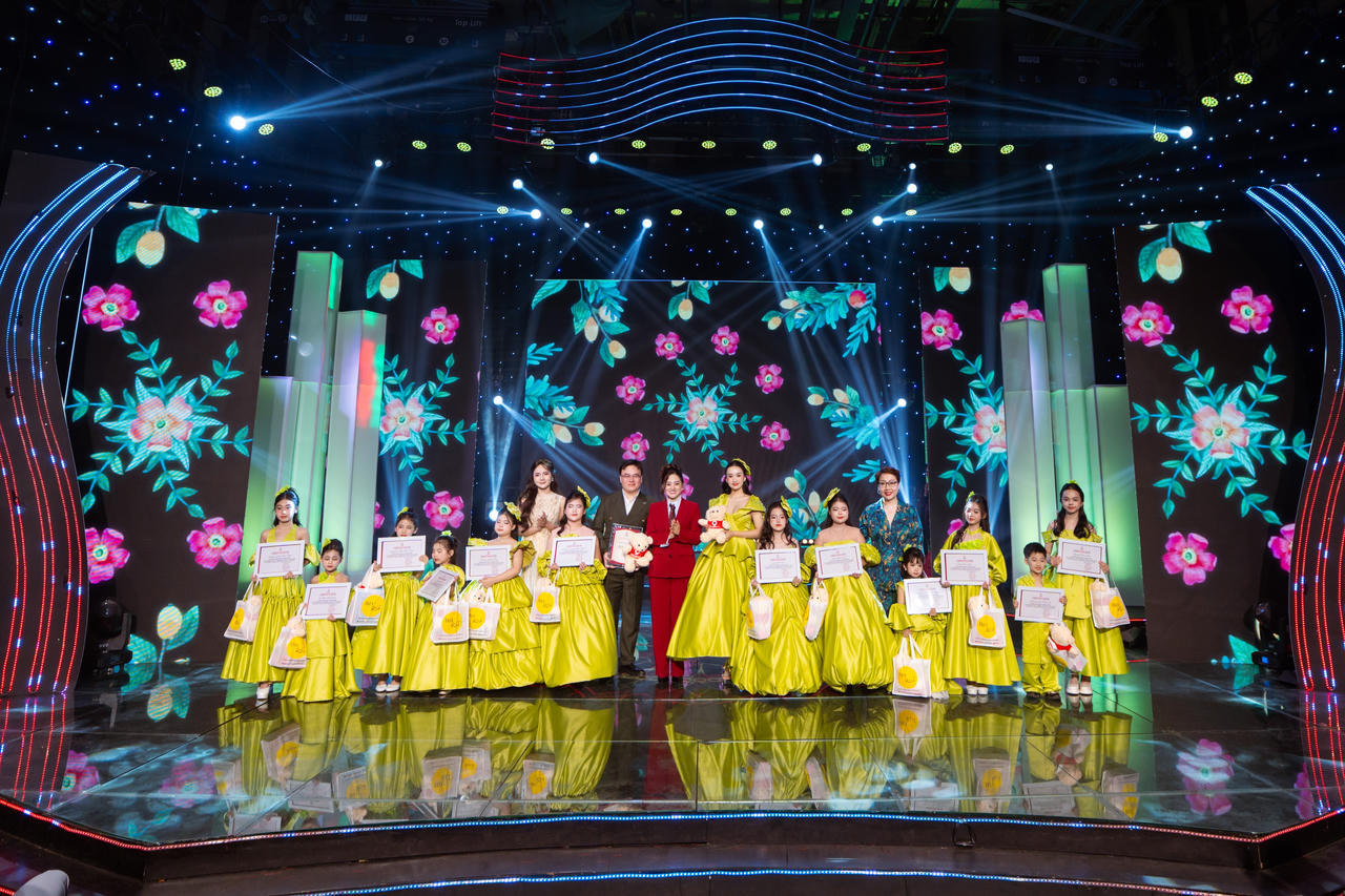 T&ocirc;n vinh những c&aacute; nh&acirc;n xuất sắc trong nhiều lĩnh vực như nghệ thuật, học tập v&agrave; hoạt động x&atilde; hội. (Ảnh: K. Thuận)