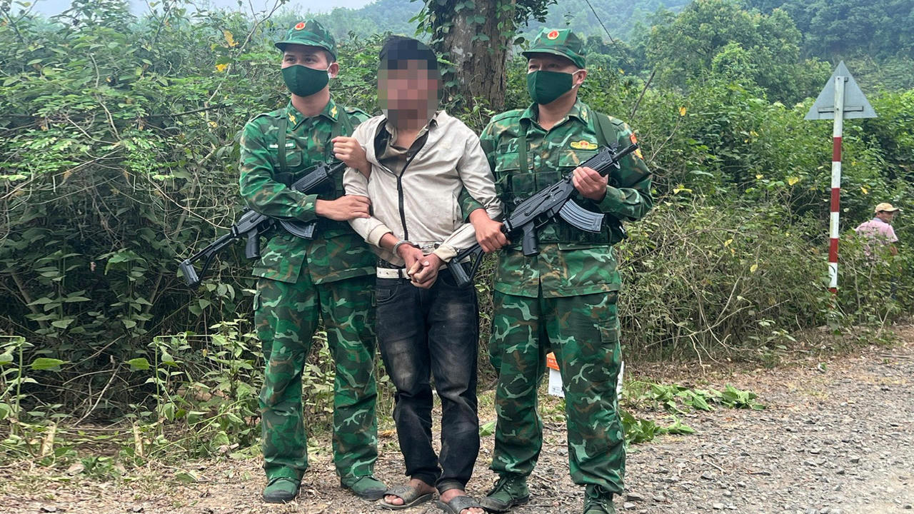 Lực lượng Bộ đội Bi&ecirc;n ph&ograve;ng bắt giữ đối tượng người L&agrave;o vận chuyển tr&aacute;i ph&eacute;p chất ma t&uacute;y tại khu vực bi&ecirc;n giới.