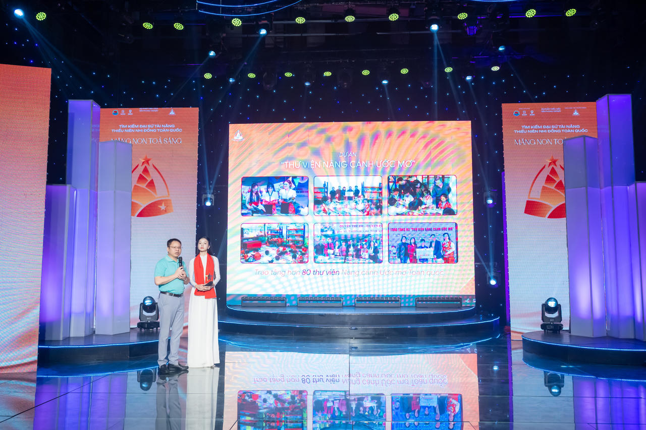 Kh&ocirc;ng chỉ c&oacute; văn h&oacute;a, nghệ thuật, chuỗi chương tr&igrave;nh c&ograve;n c&oacute; 'Thư viện n&acirc;ng c&aacute;nh ước mơ'. (Ảnh: K. Thuận)