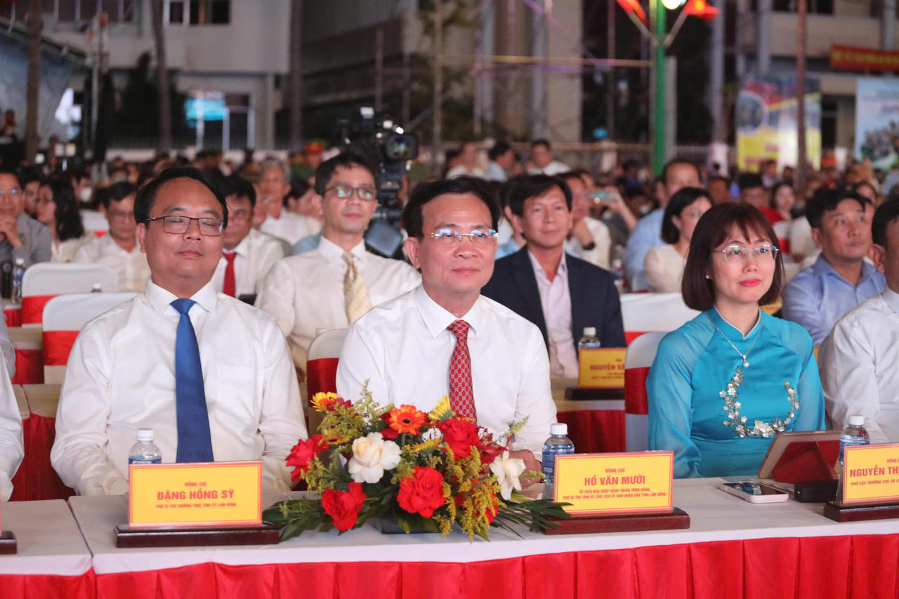 L&atilde;nh đạo tỉnh L&acirc;m Đồng v&agrave; L&atilde;nh đạo Cục du lịch quốc gia tham dự sự kiện.