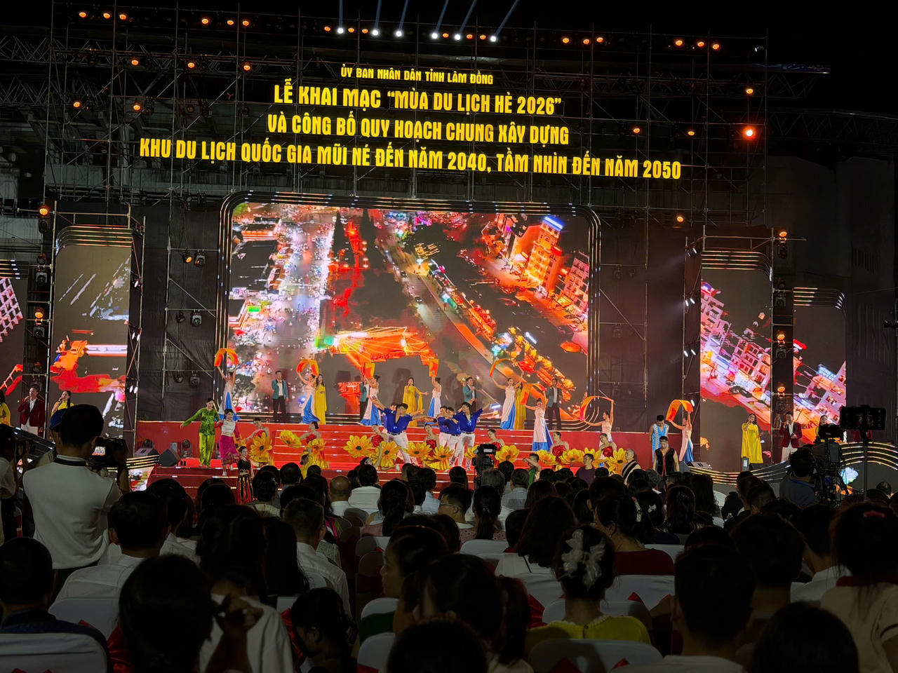 Đ&ocirc;ng đảo người d&acirc;n, du kh&aacute;ch tham dự&nbsp;Lễ khai mạc &ldquo;M&ugrave;a du lịch h&egrave; năm 2026&rdquo; v&agrave;  C&ocirc;ng bố Quy hoạch chung x&acirc;y dựng Khu du lịch quốc gia Mũi N&eacute;.