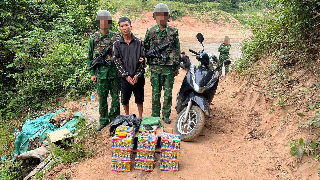 Đối tượng c&ugrave;ng 15 hộp ph&aacute;o hoa nổ vận chuyển tr&aacute;i ph&eacute;p bị bắt giữ tại khu vực bi&ecirc;n giới.