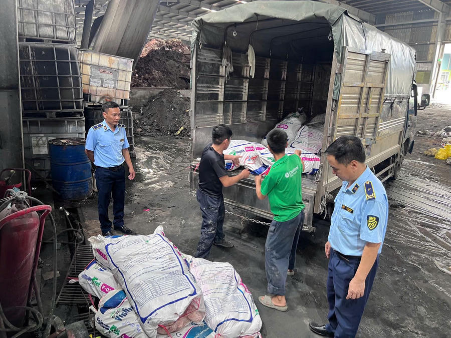 Qu&aacute; tr&igrave;nh kiểm tra, lực lượng chức năng ph&aacute;t hiện tr&ecirc;n xe đang vận chuyển 18 bao tải (loại 40kg/bao), b&ecirc;n trong chứa mỡ lợn với tổng khối lượng 1.044kg.
