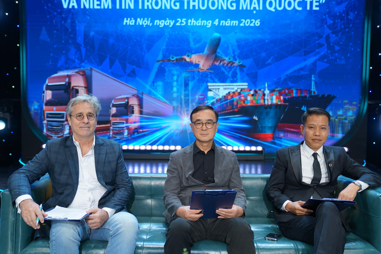 Từ tr&aacute;i qua phải (&ocirc;ng&nbsp;Mark Looney- Doanh nh&acirc;n ng&agrave;nh X&acirc;y dựng v&agrave; Kiến tr&uacute;c, &ocirc;ng&nbsp;Pak Nak Jong &ndash; Nguy&ecirc;n Gi&aacute;m đốc Trung t&acirc;m Văn h&oacute;a Doanh Nh&acirc;n H&agrave;n Quốc tại Việt Nam, &ocirc;ng Hồ Ngọc Anh &ndash; ph&aacute;p chế c&ocirc;ng ty Koizumi)