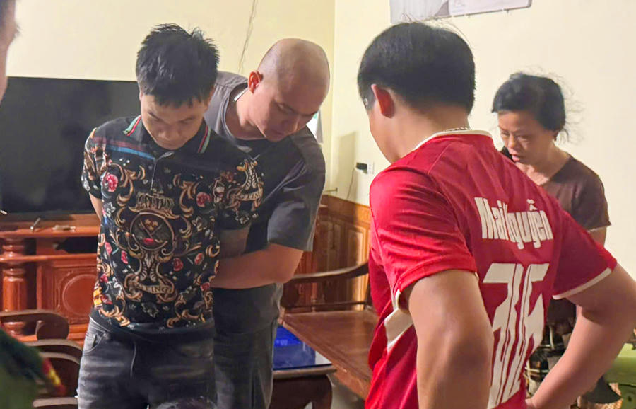 Đối tượng C&ugrave; Văn An bị lực lượng C&ocirc;ng an bắt giữ.