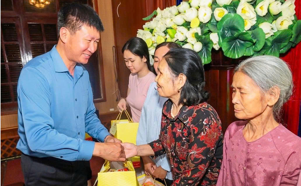 &Ocirc;ng Trần Huy Tuấn, Ủy vi&ecirc;n Trung ương Đảng, B&iacute; thư Tỉnh ủy tặng qu&agrave; c&aacute;c hộ c&oacute; ho&agrave;n cảnh kh&oacute; khăn tại chương tr&igrave;nh.