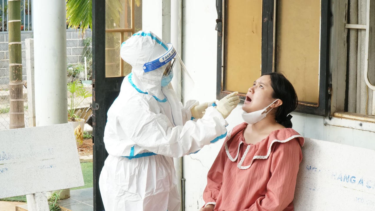 Trung t&acirc;m Kiểm so&aacute;t bệnh tật điều tra, truy vết, lấy mẫu x&eacute;t nghiệm người tiếp x&uacute;c gần bệnh nhi. (Ảnh: CDC Đắk Lắk)