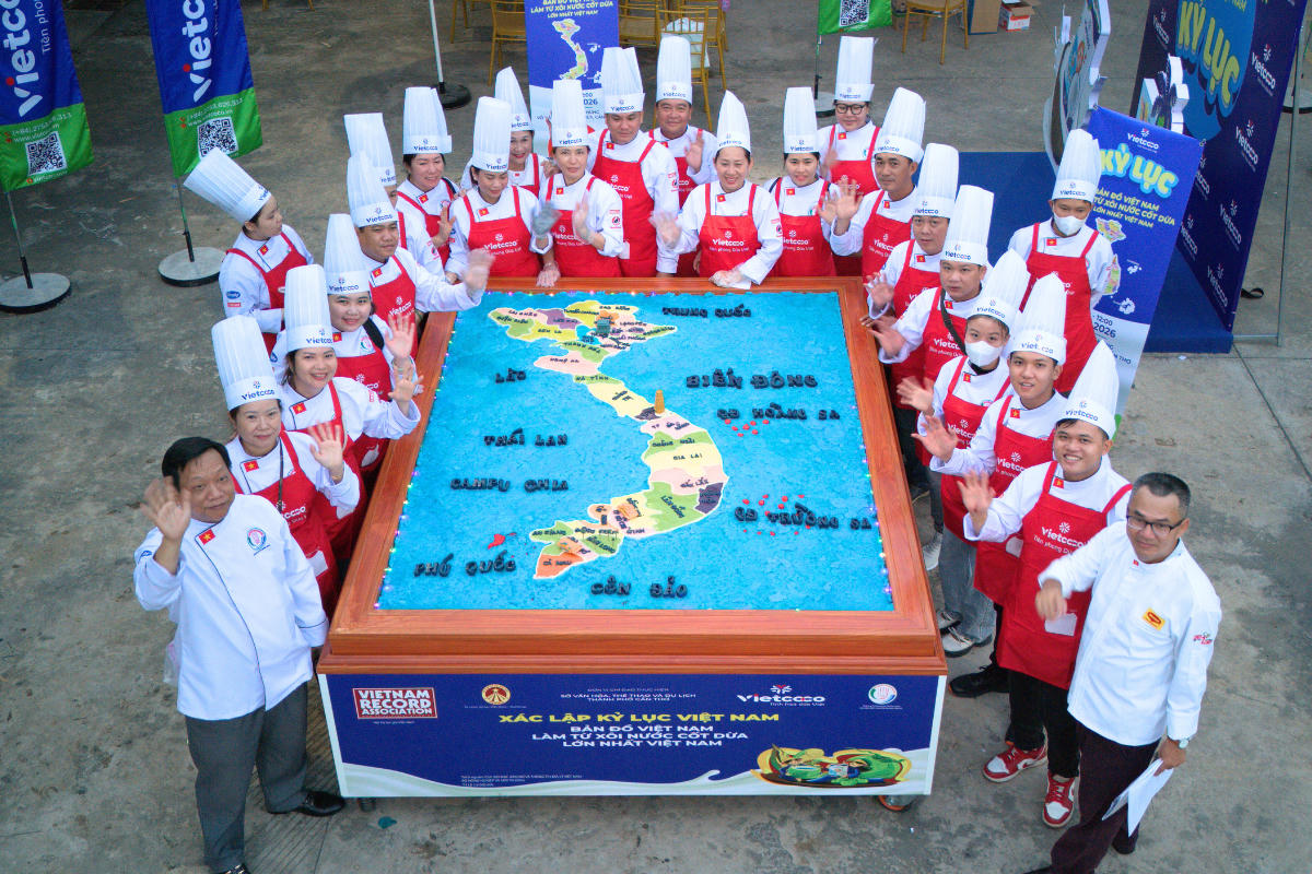 103 đầu bếp c&ugrave;ng nhau tạo h&igrave;nh bản đồ x&ocirc;i nước cốt dừa lớn nhất Việt Nam.