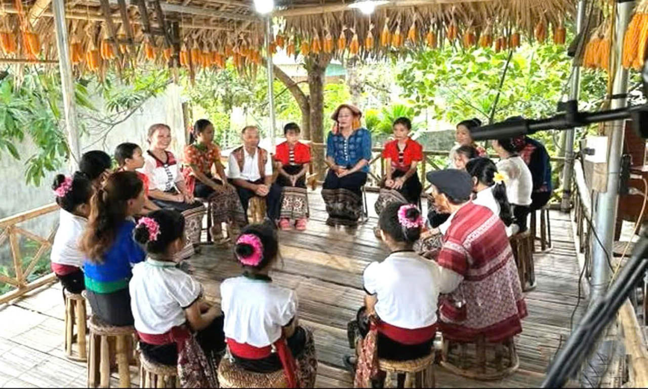 C&aacute;c em học sinh hứng th&uacute; với lớp học tiếng Th&aacute;i của nghệ nh&acirc;n Sầm Thị Xanh. (Ảnh trong b&agrave;i: PV)