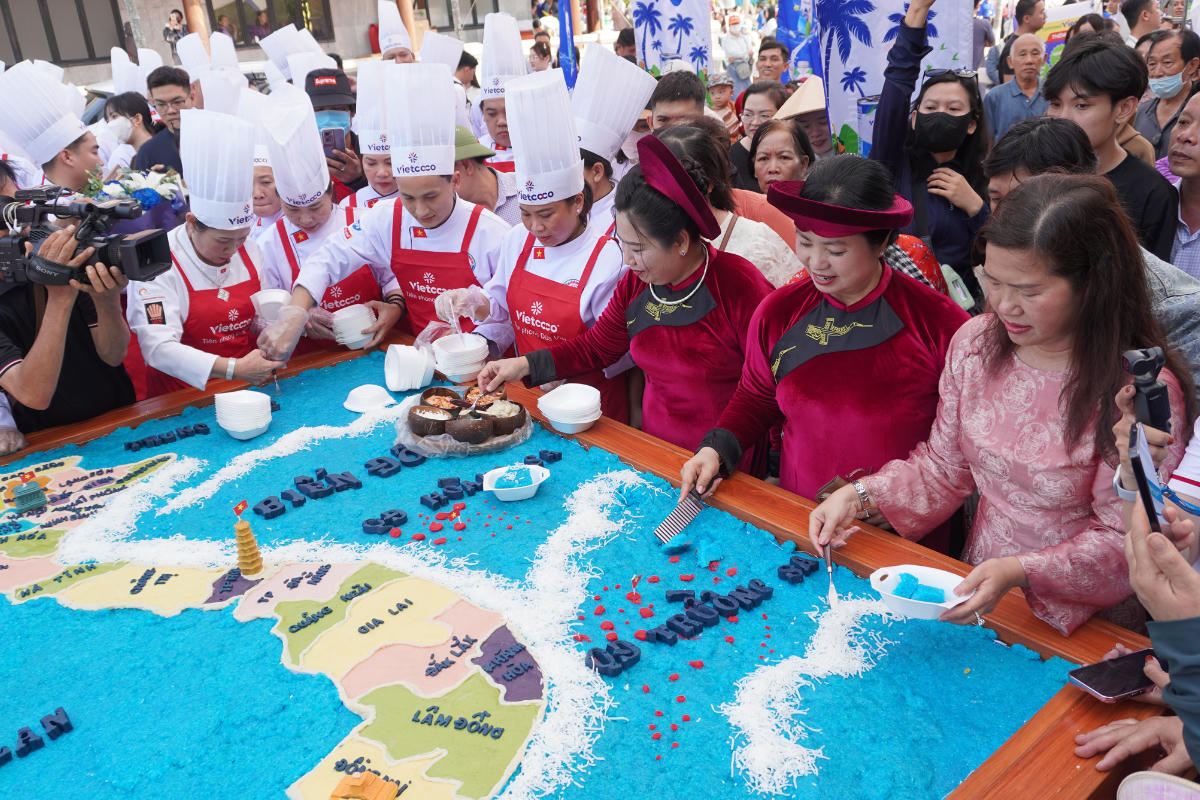 H&igrave;nh ảnh người d&acirc;n thưởng thức m&oacute;n x&ocirc;i với NCD.