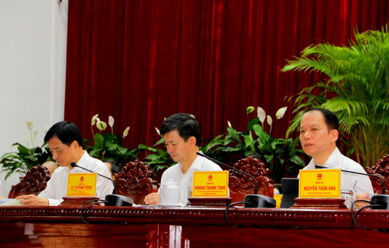 Bộ trưởng Bộ Tư ph&aacute;p Ho&agrave;ng Thanh T&ugrave;ng (b&igrave;a phải) tại Hội nghị