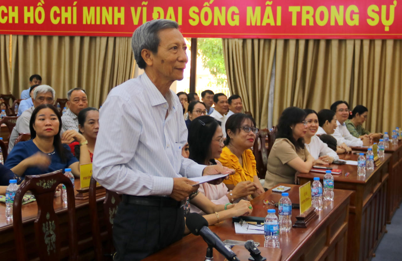 Cử tri tr&igrave;nh b&agrave;y &yacute; kiến tại Hội nghị