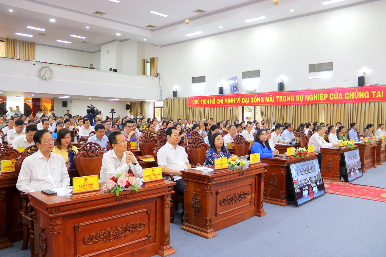 C&aacute;c đồng ch&iacute; l&atilde;nh đạo tham dự hội nghị