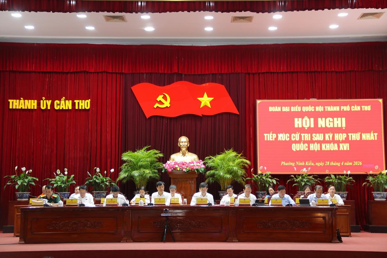 C&aacute;c đồng ch&iacute; Đại biểu Quốc hội của TP Cần Thơ tại hội nghị