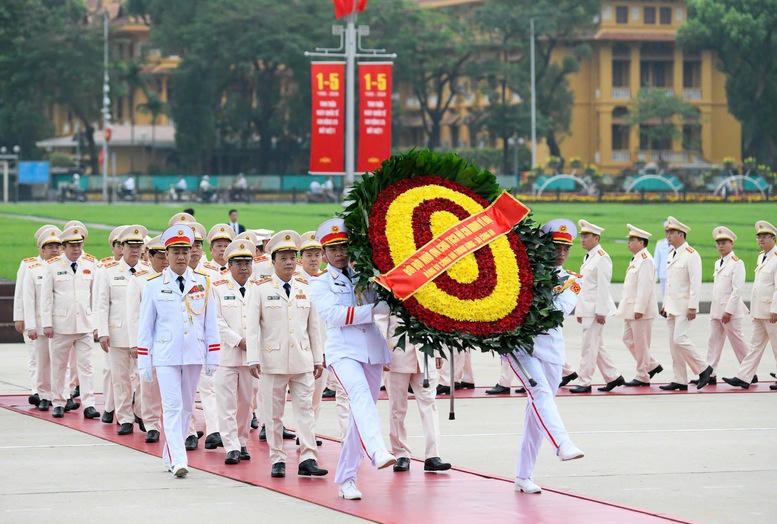 L&atilde;nh đạo Đảng, Nh&agrave; nước v&agrave;o Lăng viếng Chủ tịch Hồ Ch&iacute; Minh nh&acirc;n kỷ niệm 51 năm Ng&agrave;y giải ph&oacute;ng miền Nam, thống nhất đất nước- Ảnh 4.