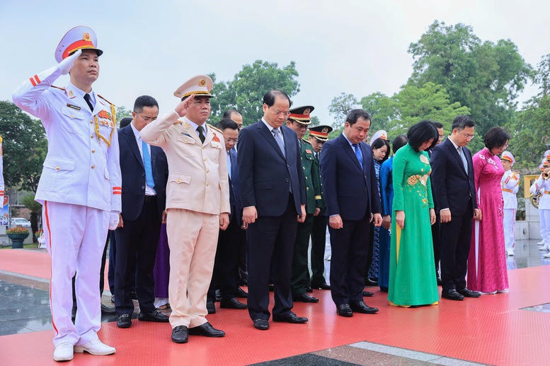 L&atilde;nh đạo Đảng, Nh&agrave; nước v&agrave;o Lăng viếng Chủ tịch Hồ Ch&iacute; Minh nh&acirc;n kỷ niệm 51 năm Ng&agrave;y giải ph&oacute;ng miền Nam, thống nhất đất nước- Ảnh 9.
