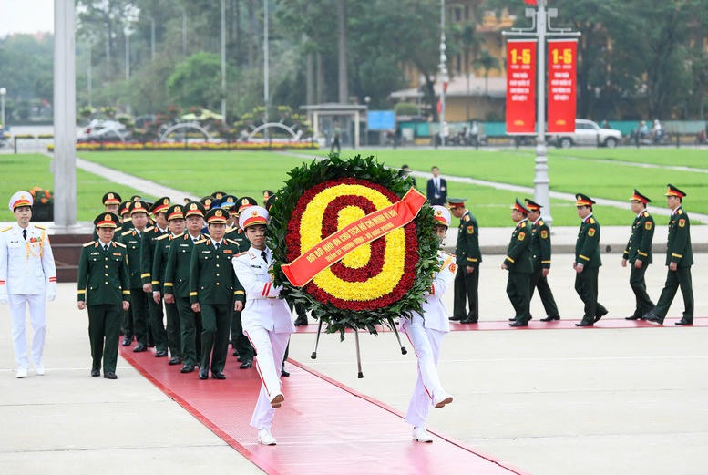 L&atilde;nh đạo Đảng, Nh&agrave; nước v&agrave;o Lăng viếng Chủ tịch Hồ Ch&iacute; Minh nh&acirc;n kỷ niệm 51 năm Ng&agrave;y giải ph&oacute;ng miền Nam, thống nhất đất nước- Ảnh 3.