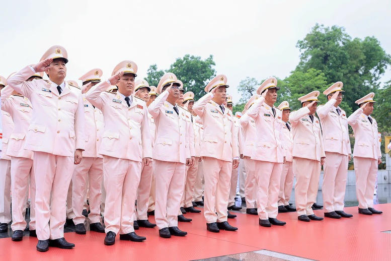 L&atilde;nh đạo Đảng, Nh&agrave; nước v&agrave;o Lăng viếng Chủ tịch Hồ Ch&iacute; Minh nh&acirc;n kỷ niệm 51 năm Ng&agrave;y giải ph&oacute;ng miền Nam, thống nhất đất nước- Ảnh 8.