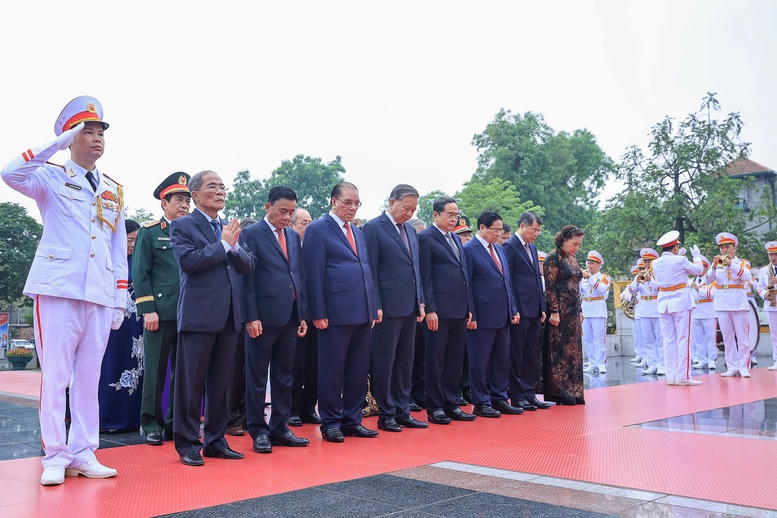 L&atilde;nh đạo Đảng, Nh&agrave; nước v&agrave;o Lăng viếng Chủ tịch Hồ Ch&iacute; Minh nh&acirc;n kỷ niệm 51 năm Ng&agrave;y giải ph&oacute;ng miền Nam, thống nhất đất nước- Ảnh 6.